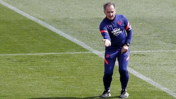 El Profe Ortega, en un entrenamiento del Atlético.