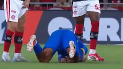 Souza se desploma y empieza a convulsionar: lo que hacen compañeros y rivales es de admirar