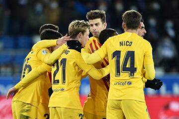 0-1. Frenkie de Jong celebra con sus compañeros el primer gol.