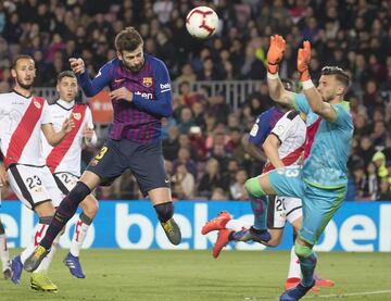 El jugador del Barcelona Piqué marca el 1-1 al Rayo Vallecano. 