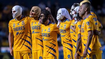 Máscaras de Halloween en el partido Tigres-Chivas