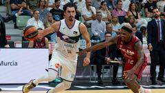 El escolta alemán de Unicaja, Nihad Djedovic (i), con el balón ante el escolta estadounidense de UCAM Murcia, Thad McFadden, durante el partido de semifinales de la Supercopa ACB disputado este sábado en el Palacio de los Deportes de Murcia.