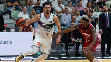 El escolta alemán de Unicaja, Nihad Djedovic (i), con el balón ante el escolta estadounidense de UCAM Murcia, Thad McFadden, durante el partido de semifinales de la Supercopa ACB disputado este sábado en el Palacio de los Deportes de Murcia.