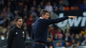 Óscar García Junyent realiza indicaciones durante el partido entre el Valencia y el Celta en Mestalla.