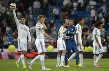 Cristiano Ronaldo,Toni Kroos, Chicharito y  Keylor Navas celebran la victoria.