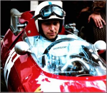 John Surtees en el Ferrari en 1965.