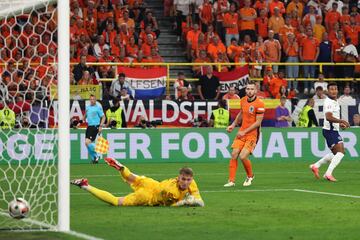 1-2. Cole Palmer asiste al delantero del Aston Villa dentro del área. De espaldas a la portería y con Stefan de Vrij presionando, se revuelve y suelta un derechazo raso y cruzado para superar a Bart Verbruggen.