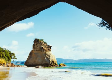 La Reserva Marina Te Whanganui-A-Hei (Cathedral Cove) se encuentra en la parte sur de Mercury Bay en la península de Coromandel en Nueva Zelanda y cubre un área de 840 hectáreas. Su forma ojival recuerda a las catedrales góticas europeas.

