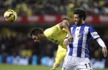 El delantero de la Real Sociedad Carlos ALberto Vela y el defensa del Villarreal Víctor Ruiz.