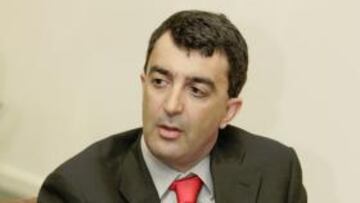 <b>EL JEFE DE LA VUELTA. </b>Javier Guillén, durante el aperitivo.