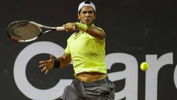 Fernando Verdasco devuelve una bola ante Nicolás Kicker en el Río Open.