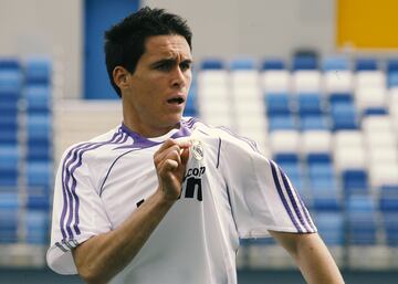 Otro canterano que pas¨® por el Espanyol como estaci¨®n intermedia. A sus seis temporadas (2002-2008) en la cantera blanca le sigui¨® un trienio en el club perico para volver otros dos a?os al Madrid. Su carrera le llev¨® m¨¢s tarde por N¨¢poles, Fiorentina y Granada, con el que acaba de ascender a Primera.