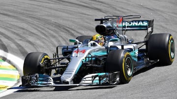 Mercedes&#039; British driver Lewis Hamilton powers his car during the Brazilian Formula One Grand Prix, at the Interlagos circuit in Sao Paulo, Brazil, on November 12, 2017. / AFP PHOTO / EVARISTO SA