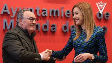 Alfredo de Miguel estrecha la mano a la alcaldesa Aitana Hernando.