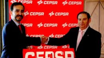 Escámez, a la izquierda, con Gracia después de firmar su acuerdo.