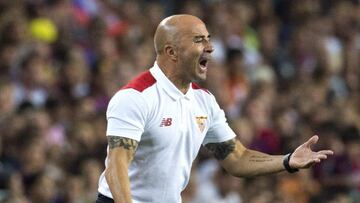 El entrenador argentino del Sevilla Jorge Sampaoli da instrucciones a sus jugadores durante el partido de vuelta de la Supercopa de Espa&ntilde;a entre Barcelona y Sevilla.