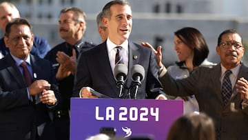 El alcalde de Los Ángeles, Eric Garcetti, habla durante una conferencia de prensa de la candidatura de la ciudad para acoger los Juegos Olímpicos y Paralímpicos de 2024.