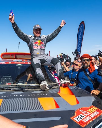 El piloto español del equipo Audi Sport, Carlos Sainz, celebra la victoria tras cruzar la línea de meta de la etapa 12 de Yanbu a Yanbu, Arabia Saudita, el 19 de enero de 2024, al final del rally Dakar 2024.