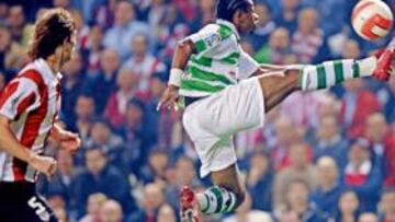 <b>CONTROL EFECTISTA. </b> Tchité, que saltó al campo en la segunda mitad, caza el balón en una postura acrobática. Su remate no tuvo consecuencias.