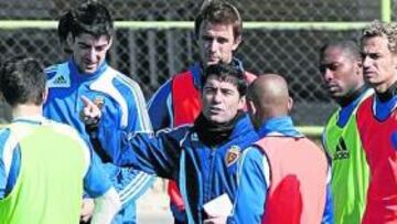 <b>FUERZAS DE FLAQUEZA. </b>Marcelino da instrucciones a sus futbolistas al comienzo del entrenamiento, tras la charla de ayer de media hora en el vestuario.