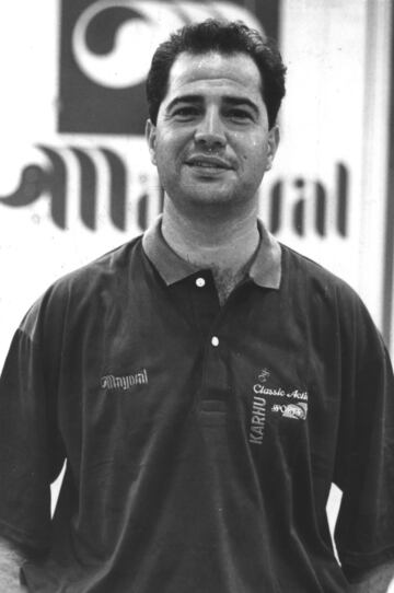 Comenzó su carrera como entrenador en el equipo de Primera B, Maristas Málaga. Donde estuvo desde 1984 hasta 1988. Consiguió ascenderle a la ACB.  