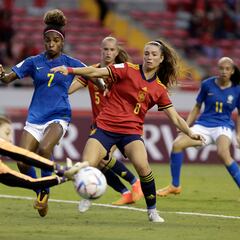 España se lleva un sufrido punto en el debut