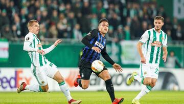 EPA3390. VIENA (AUSTRIA), 14/02/2019.- El delantero argentino del Inter de Mil&aacute;n Lautaro Mart&iacute;nez (c) disputa un bal&oacute;n con los jugadores del SK Rapid de Viena, el centrocampista bosnio Srdjan Grahovac (i) y el defensa austriaco Maximi