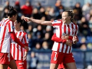 BUÑOL (VALENCIA), 08/02/2026.- La futbolista del Atlético de Madrid Synne Jensen (d) durante el partido de la Liga F disputado contra el Levante Femenino este domingo en el Estadio de Buñol. EFE/ Ana Escobar