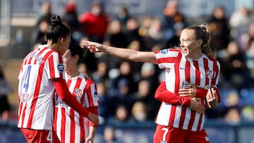 BUÑOL (VALENCIA), 08/02/2026.- La futbolista del Atlético de Madrid Synne Jensen (d) durante el partido de la Liga F disputado contra el Levante Femenino este domingo en el Estadio de Buñol. EFE/ Ana Escobar