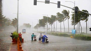 ¡Atención ciudadanos! Si vives en Cancún lleva paraguas porque el Ciclón Bárbara provocará lluvias intensas.