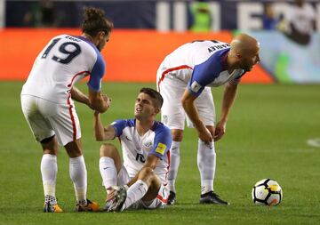 A pesar de contar con la mejor ofensiva del Hexagonal de Concacaf, su boleto directo al Mundial de Rusia 2018 se complica cada vez más. Si Panamá vence a Trinidad y Tobago, los norteamericanos terminarán en cuarto sitio con nueve puntos a falta de dos juegos, en zona de repechaje gracias a la diferencia de goles respecto a Honduras.