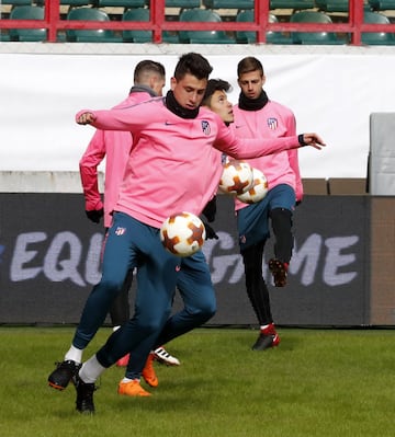 Entrenamiento del Atlético de Madrid en el estadio del Lokomotiv de Moscú.
