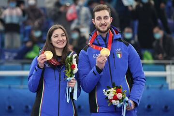 Stefania Constantini y Amos Mosaner con su oro.