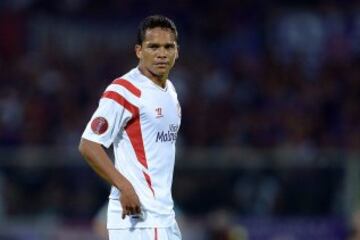 Sevilla's Colombian forward Carlos Bacca looks on during the UEFA Europa League second leg semi-final football match Fiorentina vs Sevilla at the Artemio Franchi Stadium in Florence on May 14, 2015. AFP PHOTO / FILIPPO MONTEFORTE
