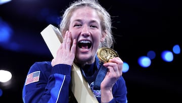 Paris (France), 07/08/2024.- Gold medal winner Sarah Ann Hildebrandt of the United States of America celebrates with her medal after winning the Women's Freestyle 50kg category of the Wrestling competitions in the Paris 2024 Olympic Games, at the Champs-de-Mars Arena in Paris, France, 07 August 2024. (Francia, Estados Unidos) EFE/EPA/YAHYA ARHAB