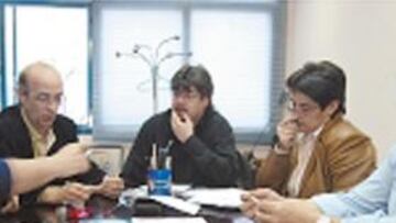 <b>EN ASAMBLEA. </b>Los dirigentes de la peña Fuenlabarça se reunieron con representantes del Ayuntamiento para organizar los actos.