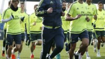 Zidane, corriendo con la plantilla en un entrenamiento.