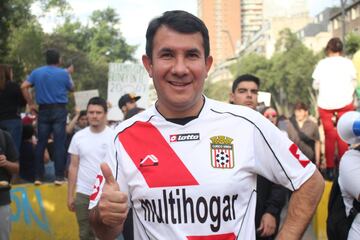 Hinchas de distintos clubes llegaron hasta Plaza Italia para ser parte de la manifestación más masiva. Hasta los archirrivales se tomaron fotografías juntos.