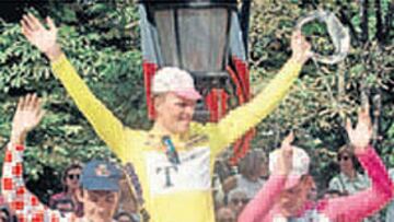 <b>PODIO 1996. </b>El danés Riis flanqueado por Virenque y Ullrich.