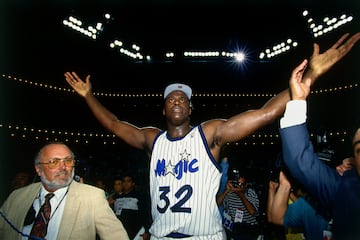 Shaquille O'Neal y la camiseta con la que empezó en los Magic. Ahora han perdido las rayas pero conservan el blanco.