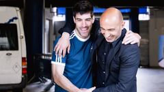 El t&eacute;cnico del Deportivo Alav&eacute;s, Abelardo Fern&aacute;ndez &#039;Pitu&#039; (d), junto con el capit&aacute;n del equipo Manu Garcia, tras la rueda de prensa que ha ofrecido este lunes en Mendizorroza para anunciar que deja su cargo como entr