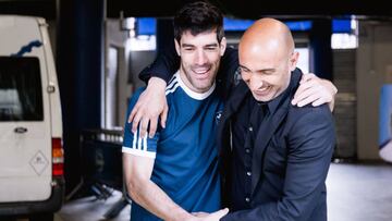 El técnico del Deportivo Alavés, Abelardo Fernández 'Pitu' (d), junto con el capitán del equipo Manu Garcia, tras la rueda de prensa que ha ofrecido este lunes en Mendizorroza para anunciar que deja su cargo como entr