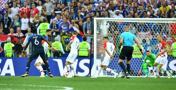 Pogba recibió la pelota en la frontal tras una buena jugada de Mbpapé y Griezmann, la defensa repelió su remate y el balón le volvió a caer a él y disparó con potencia para batir a Subasic.