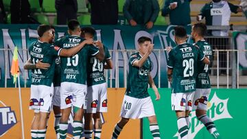 Futbol, Santiago Wanderers vs Deportes Iquique.
Fecha 15, Campeonato Ascenso 2023.
Los jugadores de Santiago Wanderers celebran su gol contra Deportes Iquique durante el partido del campeonato de ascenso 2023 realizado en el estadio Elias Figueroa de Valparaiso, Chile.
04/06/2023
Raul Zamora/Photosport
Football, Santiago Wanderers vs Deportes Iquique.
15th date, 2023 Promotion Championship.
Santiago Wanderers players celebrates his goal against Deportes Iquique during the promotion championship football match held at the Elias Figueroa stadium in Valparaiso, Chile.
04/06/2023
Raul Zamora/Photosport