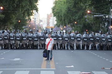 La CONMEBOL decidió aplazar un día la final después del apedreamiento del bus de Boca por parte de los hinchas de River.