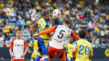 Bojan Kovacevic disputando un balón aéreo frente a Del Moral en el Nuevo Mirandilla.