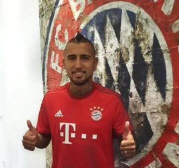 Vidal posa por primera vez con la camiseta de Bayern Munich.