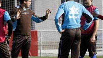 <b>ENFADADO. </b>Luis García espera más concentración de los suyos.