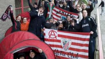 <b>EN IGLÚS. </b>Varios aficionados acampan a las puertas de San Mamés para conseguir una entrada.