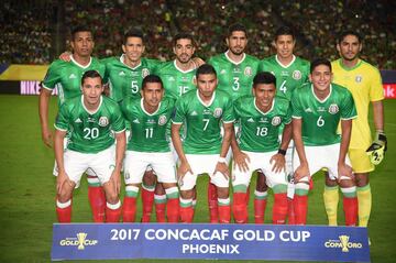 Team Mexico poses for a group photo prior to their CONCACAF Gold Cup quarterfinal match against Honduras on July 20, 2017 at the University of Phoenix Stadium in Glendale, Arizona. / AFP PHOTO / Robyn Beck